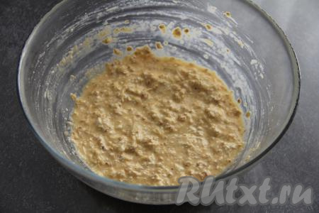 Перемешать массу вилкой (или венчиком). Масса получится, как достаточно густая сметана. Дать ей постоять 5 минут, чтобы овсянка набухла.