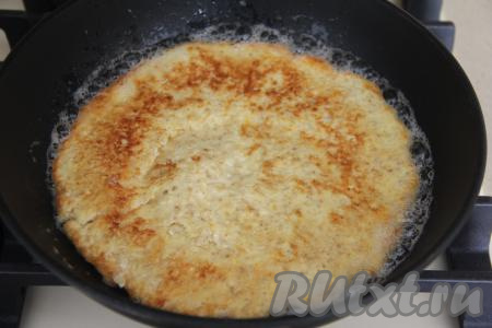 Жарить овсяноблин на среднем огне с двух сторон до золотистого цвета (примерно по 3-4 минуты с каждой стороны) и убрать с огня.