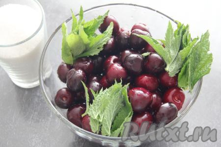 Листья мяты отделить от веточек.