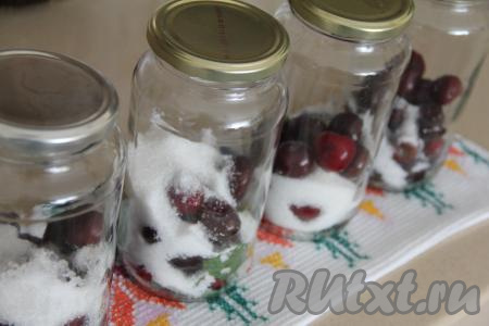 Всыпать в каждую банку по 50 грамм сахара.