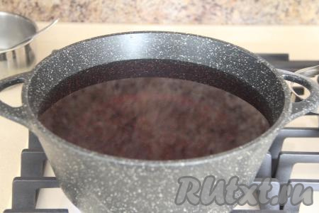 За это время ягоды прогреются, а сахар растворится, в результате в банках образуется сироп. Аккуратно получившийся сироп слить из банок в кастрюлю (черешня и мята должны остаться в банках). Кастрюлю с сиропом поставить на огонь, довести до кипения.