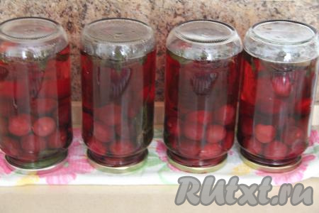 Затем разлить горячий сироп по банкам. Сразу закрутить банки крышками и перевернуть кверху дном, затем укутать со всех сторон в одеяло и оставить баночки в таком виде до полного остывания.