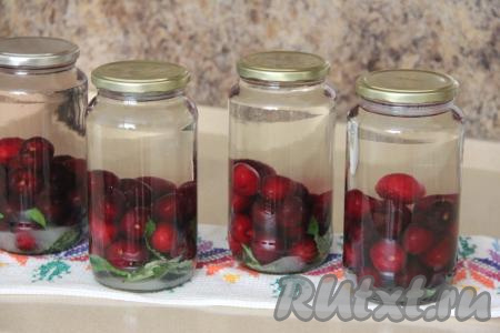 Вскипятить воду. Влить в банки с черешней кипящую воду, заполняя баночки водой до самого верха. Накрыть банки крышками и оставить на 40 минут.