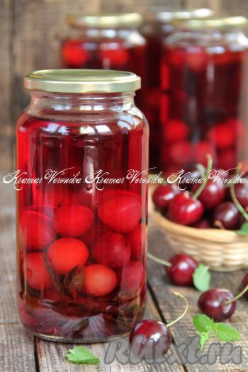 Готовый яркий компот из черешни с мятой убрать на хранение в прохладное место. Зимой такой напиток порадует своим вкусом и ароматом всю семью.