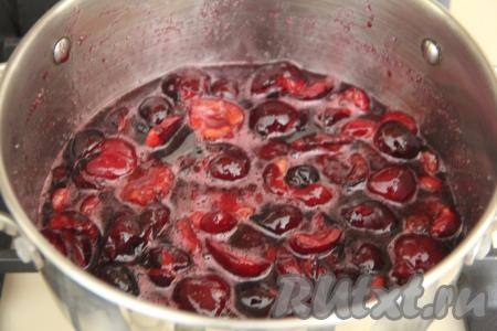 Черешня даст сок. Поставить кастрюлю с ягодами на средний огонь, довести до кипения и варить на медленном огне 5 минут, периодически перемешивая. Если будет образовываться пена, её нужно будет аккуратно убирать.