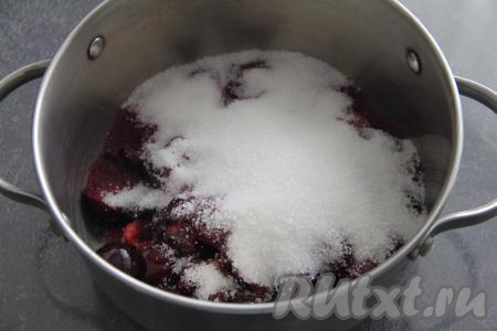 Засыпать черешню сахаром.