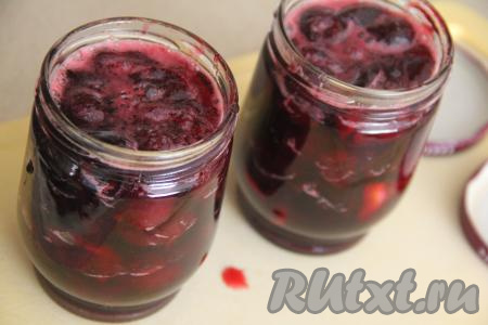 Разложить горячее варенье из черешни без косточек с лимоном по чистым простерилизованным банкам и закрыть (или закатать) стерильными крышками. Баночки можно заранее простерилизовать в микроволновке, а крышки нужно отдельно прокипятить в течение 3-4 минут с момента закипания воды.