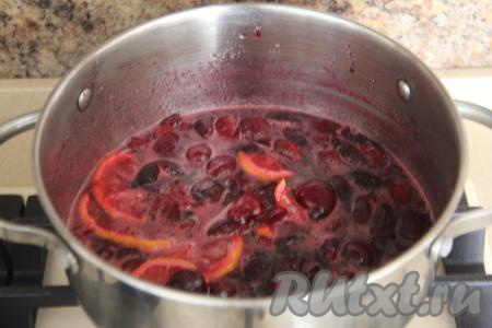 Поставить кастрюлю с вареньем из черешни с лимоном на средний огонь. С момента закипания варить, периодически помешивая, на небольшом огне 5 минут. Затем снять с огня.