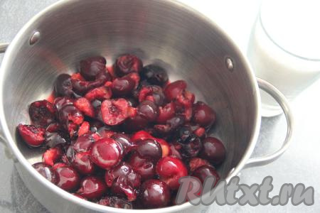 Подготовленную черешню всыпать в кастрюлю с толстым дном.