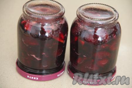 Перевернуть баночки с вареньем кверху дном, укутать в одеяло (или в тёплый плед) и оставить до полного остывания, а затем убрать их на хранение в погреб или кладовку.