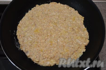 В сковороде очень хорошо разогреть растительное масло, а затем выложить тесто для овсяноблина. Разровнять тесто по дну сковороды (я готовила на сковороде диаметром 20 сантиметров). Накрыть сковороду крышкой и на медленном огне выпекать овсяноблин с бананом и сыром в течение 3-4 минут (снизу блин покроется золотистой корочкой, а сверху станет практически не липнущим).