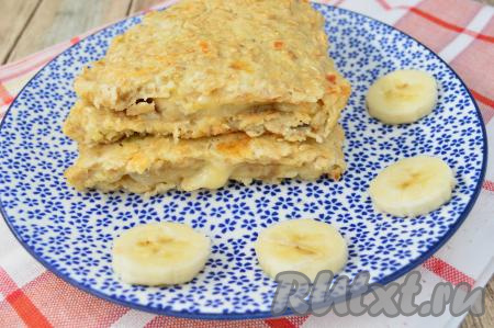Очень вкусный, нежный овсяноблин, приготовленный с бананом и сыром, перед подачей можно разрезать на две части и подать к столу горячим или тёплым. Это простое блюдо отлично насытит!