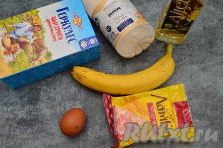 Подготовить продукты для приготовления овсяноблина с бананом и сыром. Для этого блюда лучше всего подойдёт спелый, сладкий, но не переспелый банан, чтобы можно было его нарезать на кружочки. Сыр лучше использовать твёрдых сортов.