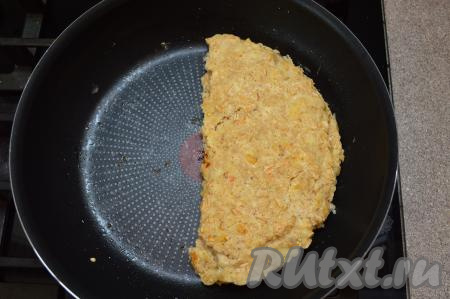 Накрыть сковороду крышкой и готовить овсяноблин на небольшом огне в течение 3-4 минут. Затем накрыть начинку из банана и сыра пустой половиной овсяноблина и подержать ещё 1 минуту на огне.