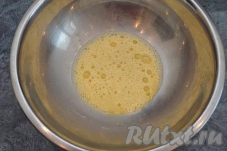 В миску вбить сырое яйцо, взбить венчиком до получения однородной, воздушной массы (взбивать в течение 1 минуты).