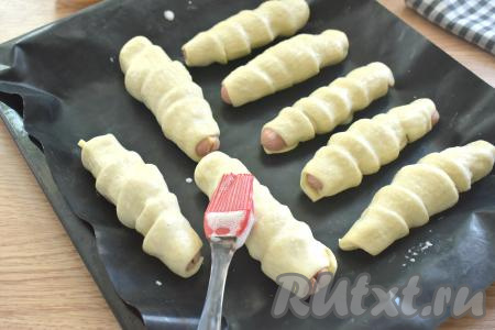 Яйцо слегка взбиваем вилкой (до однородности). Смазываем тесто сверху взбитым яйцом и отправляем противень в разогретую до 180 градусов духовку.