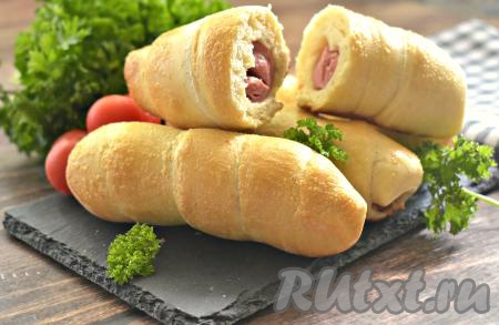 Сосиски с сыром, завёрнутые в дрожжевое тесто, получились сытными, мягкими и очень вкусными. Угощайтесь!