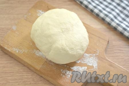 А затем хорошо вымешиваем руками, тесто должно получиться мягким, не липнущим к ладоням. Миску с дрожжевым тестом затягиваем пищевой плёнкой (или накрываем полотенцем) и оставляем в тёплом месте на 1 час. За это время тесто увеличится в объёме в 2 раза.