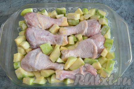 По прошествии времени духовку разогреть до 180 градусов. Выложить в жаропрочную форму кабачки, сверху разместить ножки. Отправить форму с кабачками и куриными ножками в разогретую духовку и запекать 50-60 минут. Во время приготовления можно через 30 минут перевернуть ножки на другой бок, кабачки аккуратно перемешать. Готовность следует проверять и по кабачкам, и по мясу. Различные сорта кабачков могут запекаться от 40 минут до 1 часа и даже больше. Если вилка входит в кабачок без усилий, значит он готов. Если из прокола в куриной ножке вытекает прозрачный сок, значит мясо готово.