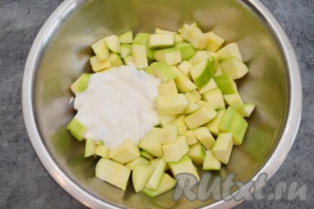 Влить к кабачкам сметану, перемешать.