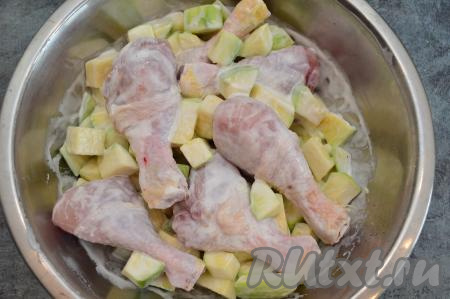 Добавить куриные ножки в миску с кабачками, тщательно перемешать, покрывая мясо со всех сторон сметаной. Накрыть миску и оставить минут на 20, чтобы ножки и кабачки как следует пропитались.