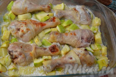 Куриные ножки с кабачками достать из духовки. Мясо получается сочным, вкусным, а кабачки мягкими, но при этом они не разварены и хорошо сохраняют форму.&nbsp; Посыпать аппетитное, сытное блюдо свежей зеленью и сразу подать к столу. И не забудьте при подаче полить кабачки и куриные ножки сметанным соусом, образовавшимся во время тушения в духовке.