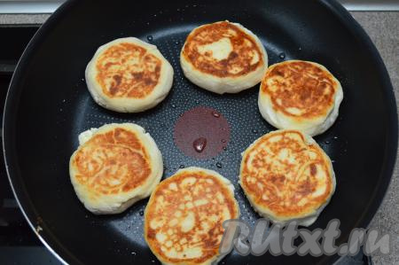 Затем перевернуть их, накрыть крышкой и жарить ещё 2-3 минуты на огне ниже среднего. Затем огонь выключить и дать сырникам постоять под крышкой 5 минут, чтобы они как следует пропарились.