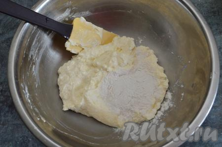 Сначала вилкой смешать сахар, творог и яйцо, затем уже лопаткой довести смесь до однородности. Добавить в творожную массу 2 столовых ложки рисовой муки и вмешать её. Если масса будет жидковата, тогда можно добавлять по столовой ложке муки, каждый раз тщательно вмешивая её. Добавляя муку, важно ориентироваться не на количество рисовой муки, указанной в ингредиентах, а на консистенцию замешиваемого теста.