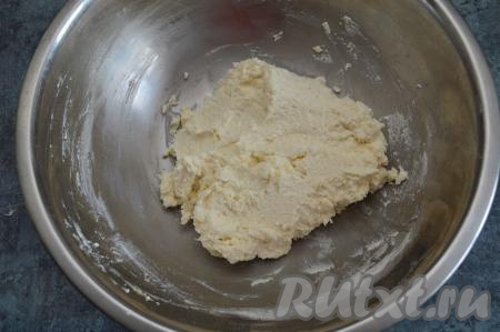 Как только тесто станет достаточно плотным, чтобы можно было сформировать влажными руками сырники и они будут держать форму, значит больше муку не добавляйте. Учитывайте, что тесто должно оставаться достаточно влажным, тогда сырники получатся нежными. Если вы добавите слишком много муки, сырники выйдут "резиновыми". Мне для получения теста нужной консистенции потребовалось 3 столовых ложки рисовой муки (60 грамм), но количество муки, которое понадобится, сильно зависит от влажности творога и размеров яйца.