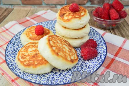 Вкуснейшие, нежные, пышные сырники, приготовленные с рисовой мукой, переложить со сковороды на тарелку и подать к столу. Они отлично сочетаются со сметаной, сгущённым молоком, вареньем.