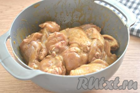 Маринад, приготовленный из соевого соуса и майонеза, переливаем к куриным крылышкам, хорошо перемешиваем, покрывая крылья маринадом со всех сторон.