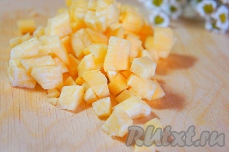 Репу нарезать кубиком, добавить воды, чтобы на 2 см была выше уровня репы, варить 2 минуты после закипания. Воду слить, добавить новую воду и поставить репу опять на огонь. После закипания воды добавить сахарный песок и варить ещё 5 минут. Снова слить воду. Так репа не будет горчить, а будет приятно ароматной и сладковатой.