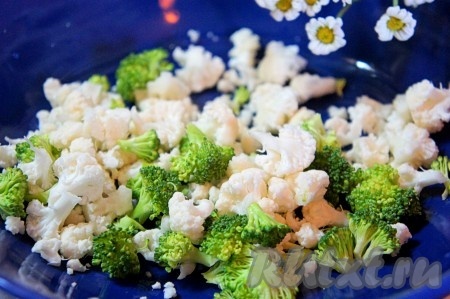 Брокколи и цветную капусту разобрать на соцветия, добавить к картофелю и варить ещё 2-3 минуты, затем добавить ранее отваренную репу.