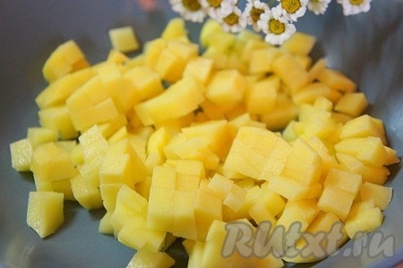 Картофель нарезать мелким кубиком, тщательно промыть, добавить воды и варить его 3-5 минут после закипания воды.