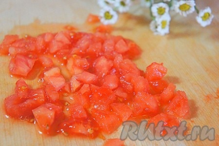 У помидора удалить кожуру, нарезать мелким кубиком, добавить в рагу. Добавить соль и немного воды (при необходимости), уменьшить огонь и тушить на медленном огне ещё 10-15 минут. За 5 минут до готовности рагу добавить мелко нарезанный укроп.