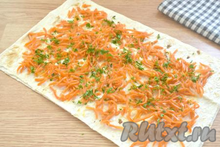 Сверху посыпаем слой из корейской морковки нарезанной зеленью.