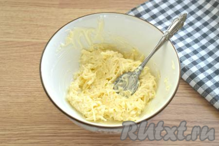 Тщательно перемешиваем сыр с майонезом, если масса получилась густоватой, тогда можно добавить ещё 0,5-1 столовую ложку майонеза.