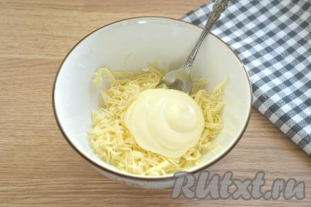 Морковку по-корейски отжимаем от лишнего маринада, если полоски моркови очень длинные, тогда разрезаем их на несколько частей. Свежую зелень (я взяла петрушку) моем, обсушиваем. В миску натираем на средней тёрке сыр, добавляем 2 столовые ложки майонеза.