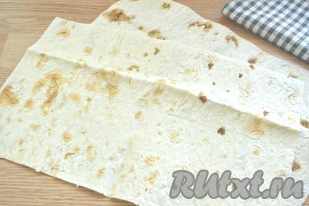 Тонкий лаваш разрезаем на 2 равных прямоугольника.