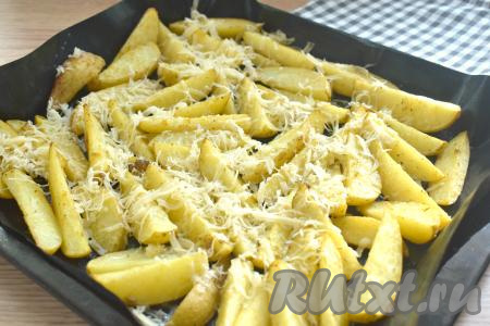 Запечённый картофель равномерно посыпаем натёртым сыром и снова ставим в духовку ещё на 5 минут (до расплавления сыра).