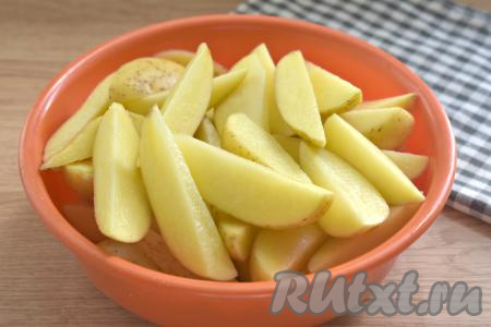 Картошку по-деревенски можно готовить как в кожуре (если картофель молодой), так и без кожуры. Если вы готовите молодой картофель, не очищая его от кожуры, тогда клубни нужно тщательно вымыть,&nbsp;можно даже немного поскоблить кожуру губкой для мытья посуды. Если вы готовите "старый" картофель (то есть картошку поздних сортов), тогда его нужно очистить от кожуры. Подготовленную картошку нарезаем на крупные дольки, складываем в глубокую миску.