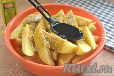 К картофелю с чесноком и специями вливаем растительное масло.