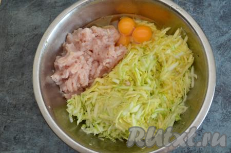Кабачки очистить от кожуры. Если у кабачков крупные семечки, тогда их тоже нужно будет удалить. Всего для приготовления запеканки понадобится примерно 900 грамм очищенного кабачка. Натереть кабачок на крупной тёрке в глубокую миску. Куриное филе пропустить через мясорубку и выложить фарш в миску к кабачку. В эту же миску вбить сырые яйца. Столовой ложкой перемешать кабачки, куриное мясо и яйца.