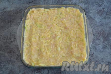 В подходящую по размерам форму для запекания (я взяла форму 20 на 20 сантиметров) выложить ровным слоем подготовленную массу из кабачка, курицы, яиц, сыра и манки. 