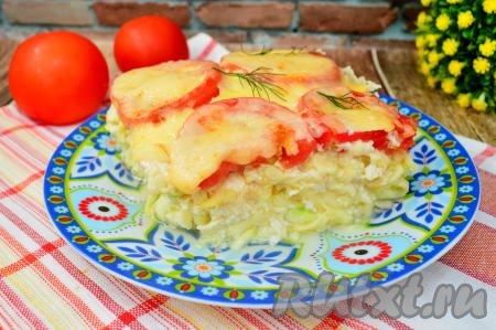 А затем нарезать на кусочки и подать к столу сочную, нежную, аппетитную курино-кабачковую запеканку, покрытую аппетитной корочкой из помидоров и сыра. А вот как эта запеканочка выглядит в разрезе, угощайтесь!