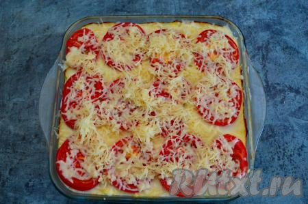 Отправить форму с запеканкой из курицы, кабачков и помидоров в разогретую духовку и готовить при температуре 180 градусов в течение 40 минут. Затем достать запеканку из духовки, разложить заранее отложенный сыр поверх помидоров. Отправить форму с запеканкой ещё на 5 минут в духовку, чтобы сыр как следует расплавился.