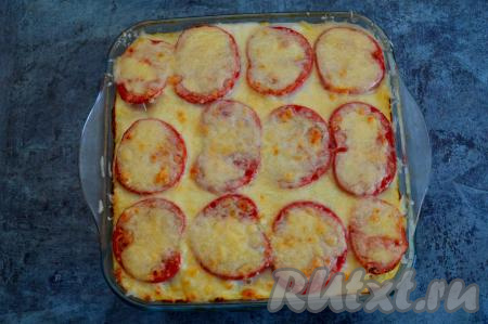 Готовую запеканку из курицы, кабачка и помидора достать из духовки и остудить в течение 10-15 минут.