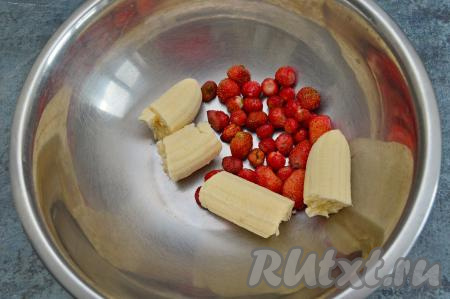 В миску выложить свежую (или размороженную) клубнику и поломанный на кусочки банан.