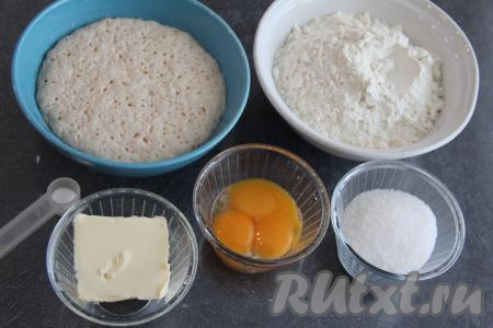 Подготовить продукты для замешивания дрожжевого теста для булочек. Яйца аккуратно разделить на белки и желтки. Яичные белки нам в этом рецепте не понадобятся. Растопить в микроволновке (или на плите) сливочное масло, дать ему немного остыть.