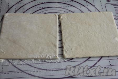 У меня слоёное тесто было в двух пластах. Каждый пласт на посыпанной мукой поверхности слегка раскатать. Разрезать каждый раскатанный пласт на 4 квадрата (из двух пластов теста получится 8 квадратных заготовок для формирования слоек).&nbsp;